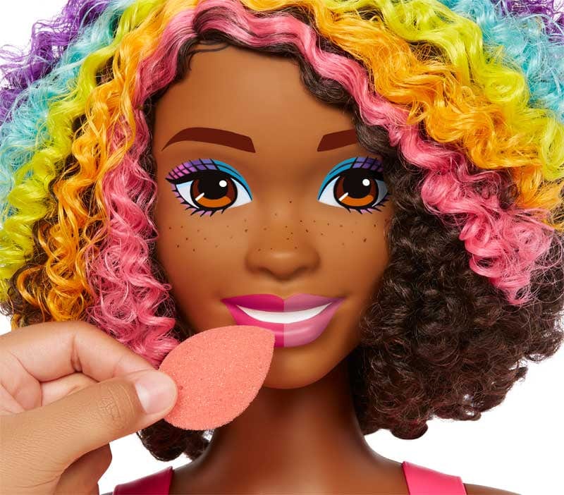 Bambole Barbie Super Chioma Arcobaleno Capelli Ricci Castano, Testa da Pettinare e truccare con accessori Color Reveal HMD79 Barbie Super Chioma Hairstyle Capelli Arcobaleno, Testa da Pettinare 