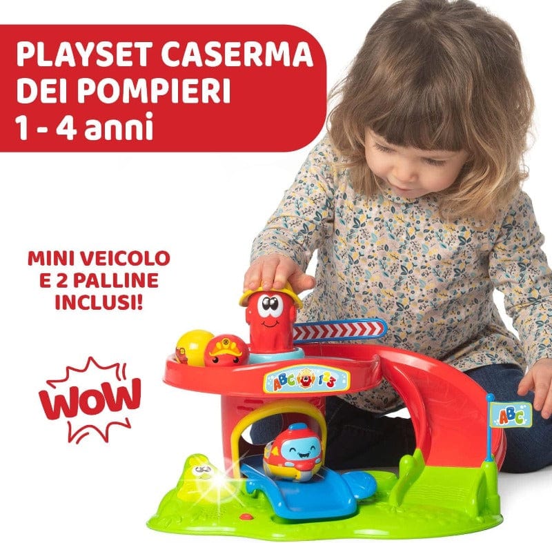 Giocattoli Infanzia Chicco Caserma dei Pompieri, Centro Attività per Bambini Elettronico Parlante con Mini Veicoli Turbo Ball e Palline Chicco Caserma dei Pompieri, Centro Attività per Bambini Elettronico Parlante