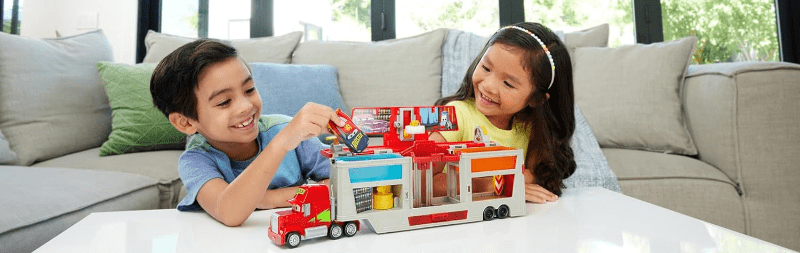 macchinine Disney Cars Camion Mack, playset Cambia Colore con Saetta Mc Queen