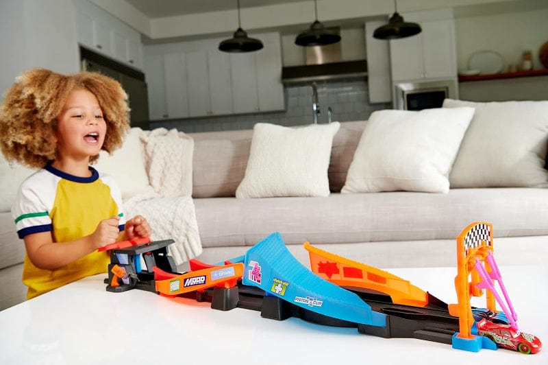 macchinine Disney Cars Pista Fluo Incrociata, pista e due macchinine che brillano al buio Disney Cars Pista Fluo Incrociata, pista e due macchinine che brillano al buio