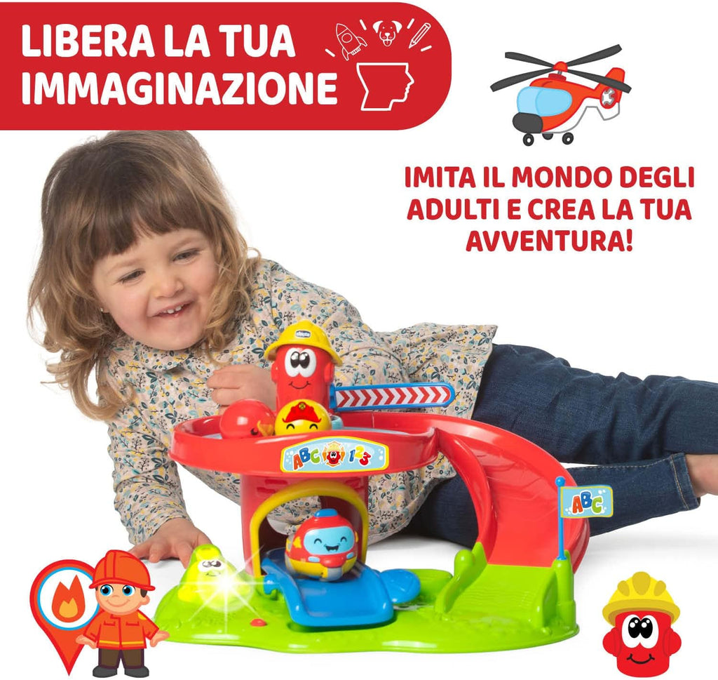 Giocattoli Infanzia Chicco Caserma dei Pompieri, Centro Attività per Bambini Elettronico Parlante con Mini Veicoli Turbo Ball e Palline Chicco Caserma dei Pompieri, Centro Attività per Bambini Elettronico Parlante