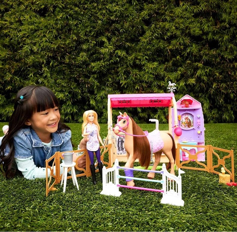 Bambole Barbie Ultimate Ranch set con 6 aree di gioco, bambola, cavallo e 25 accessori inclusi Barbie Ultimate Ranch set con 6 aree di gioco, bambola, cavallo e 25 accessori inclusi