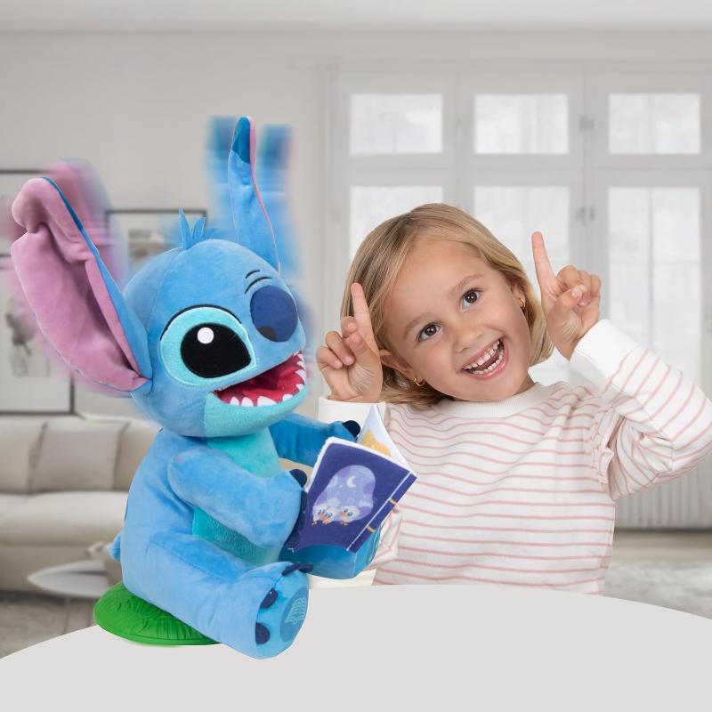 Animali Interattivi Stitch Storyteller di Lilo & Stitch, Peluche Raccontastorie Elettronico che Canta Canzoni e Racconta Storie in Italiano, Spagnolo e Francese Stitch Storyteller di Lilo & Stitch, Peluche Raccontastorie Elettronico che Canta Canzoni e Racconta Storie in Italiano, Spagnolo e Francese