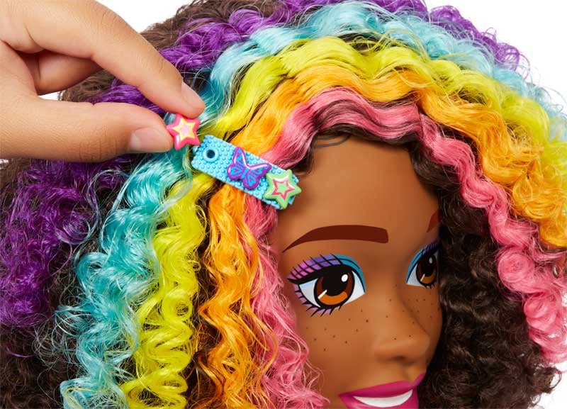 Bambole Barbie Super Chioma Arcobaleno Capelli Ricci Castano, Testa da Pettinare e truccare con accessori Color Reveal HMD79 Barbie Super Chioma Hairstyle Capelli Arcobaleno, Testa da Pettinare 