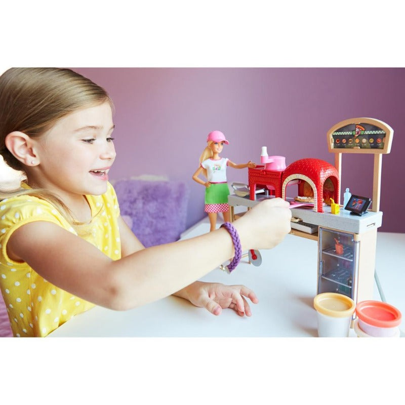Barbie Pizzeria con Bambola, Tavolo ,Forno e Plastilina - The Toys Store
